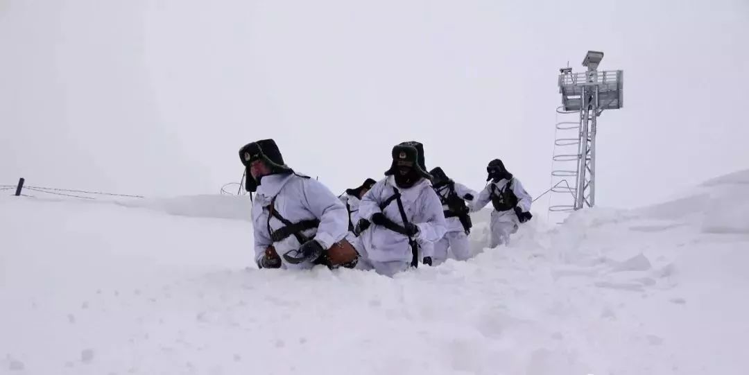 零下30他们在齐腰深的积雪中巡逻马匹都被大雪埋住