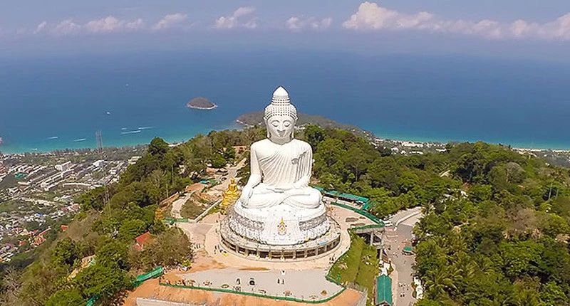 山顶大佛离查龙寺不远,位于查龙湾附近的山顶上,是普吉的至高点,可以