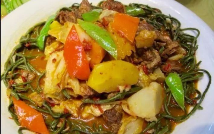 青椒,红椒,胡萝卜,芹菜等做成的"哈吐浑雪克"这便是锡伯族人完美的一