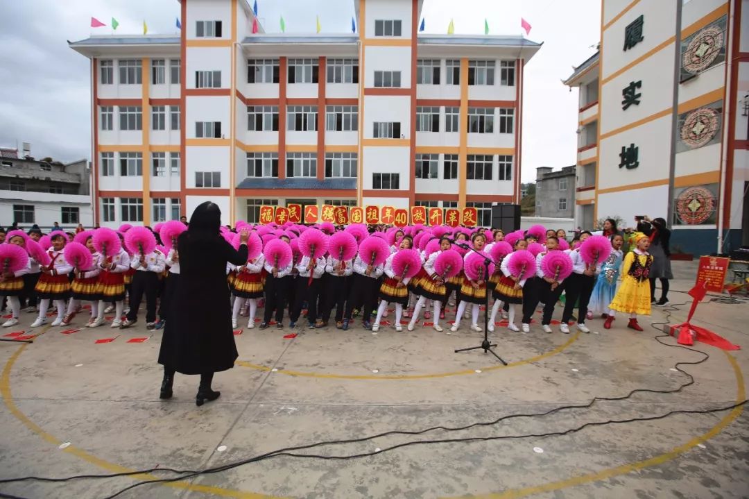 新中国建立给孩子们带来的安乐和幸福;三年级组《歌唱二小放牛郎》