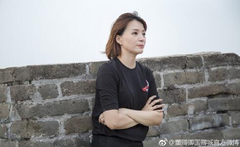 笑靥如花!董卿迎45岁生日曝美照 登长城"放飞自我"青春活泼