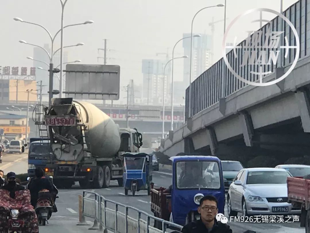 江海路青石路口发生惨烈车祸!水泥搅拌车逆行将电动车碾入车底.