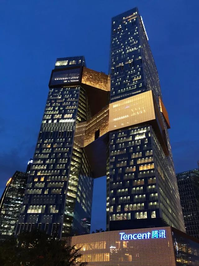 2009年6月,腾讯第一座自建建筑腾讯大厦完工,它就矗立在深圳大学校园
