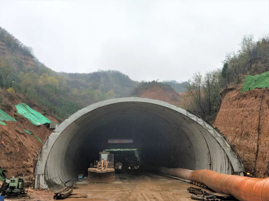 【施工动态】一公司承建国内单洞断面最大三车道土质隧道明洞施工全部