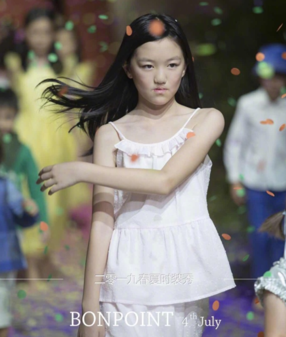 王菲李亞鵬的女兒登上雜誌封面，長得像爸爸氣質像媽媽，瀟灑美麗 娛樂 第6張
