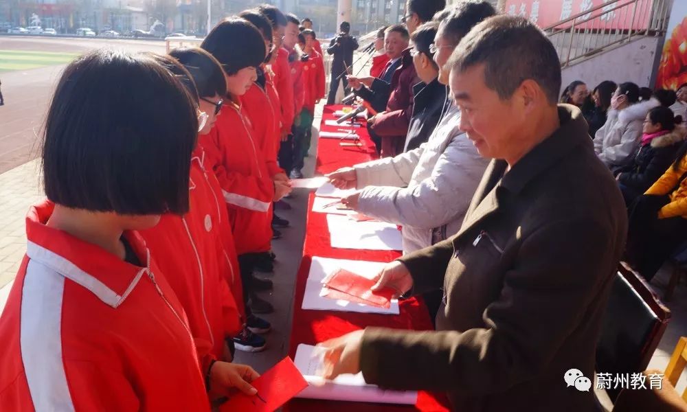 蔚县第一中学举行2019届高考倒计时200天誓师暨表彰大会