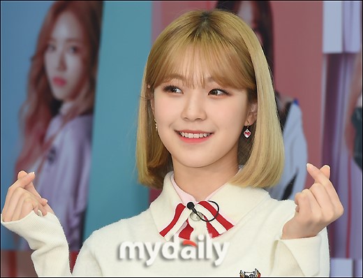 女团fromis_9首尔参加节目录制 清爽可爱颜值高