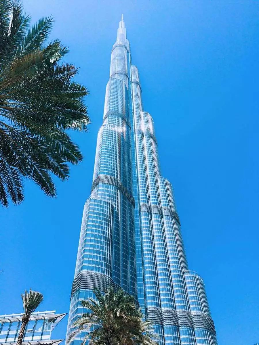 如今这里有世界最高的摩天大楼,高达828米的哈利法塔.