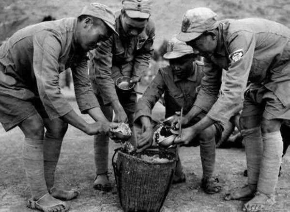 抗戰時糧食不足，軍人吃飯都是問題，這支部隊卻天天吃牛肉喝可樂 歷史 第1張