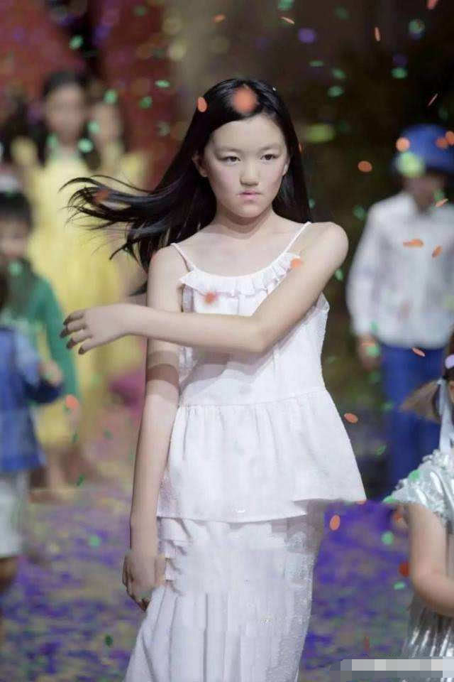 王菲12歲女兒登雜誌封面，成美妝博主後，她無畏唇裂自信當模特 娛樂 第9張