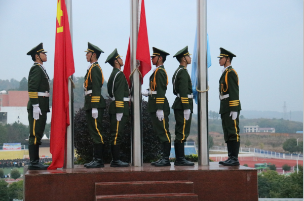 邵阳县石齐学校举行"高中拼的不是智商,是时间管理"主题升旗仪式_国旗