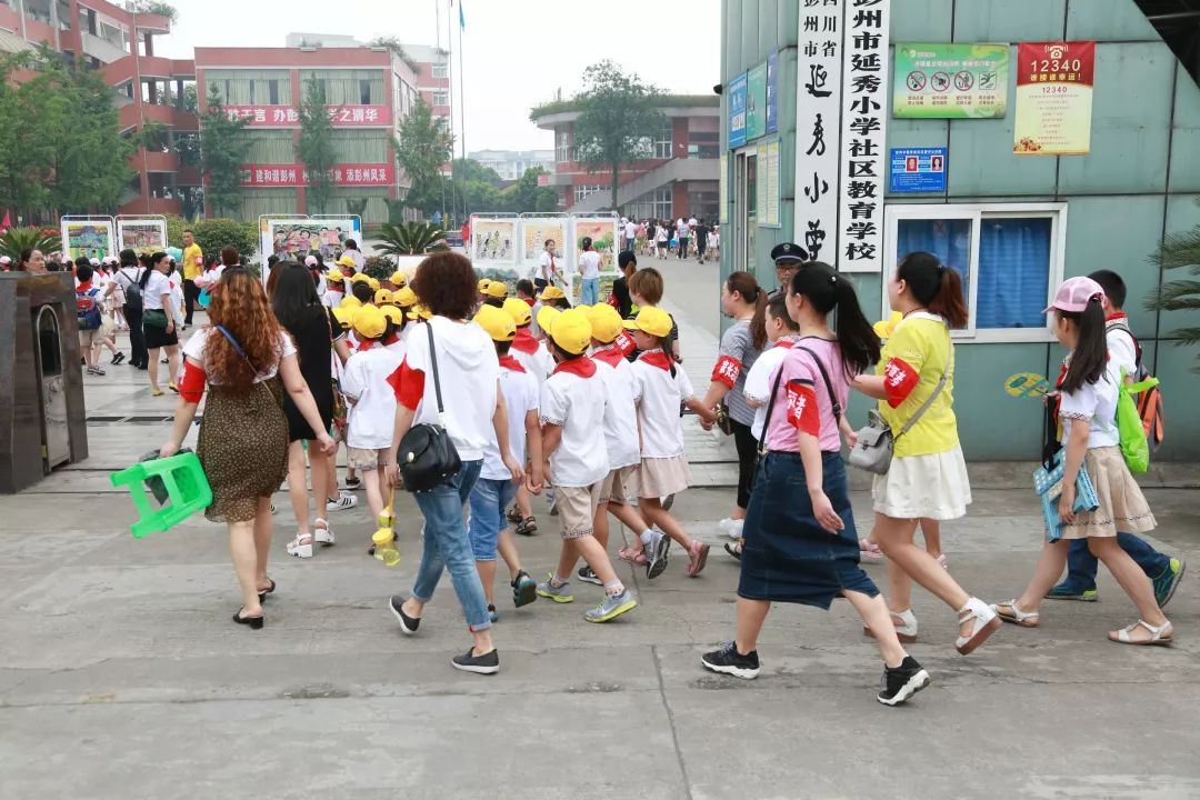 坚守岗位,守护学子安全(供图:东城中学,彭州中学实验学校,延秀小学