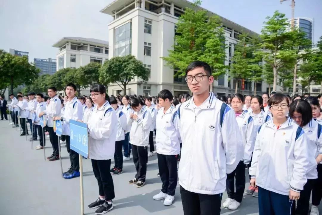 中学红线条运动服三水区西南中心小学"格仔"礼服校服承包了我们的春夏