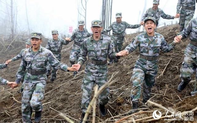 直击中越边境扫雷现场:他们手牵手趟过雷场移交百姓