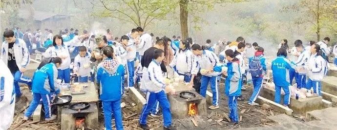 烟雨迷蒙寒气凉,龙腾基地斗志昂.花样游戏觅乐趣,锅碗瓢盆曲交响.