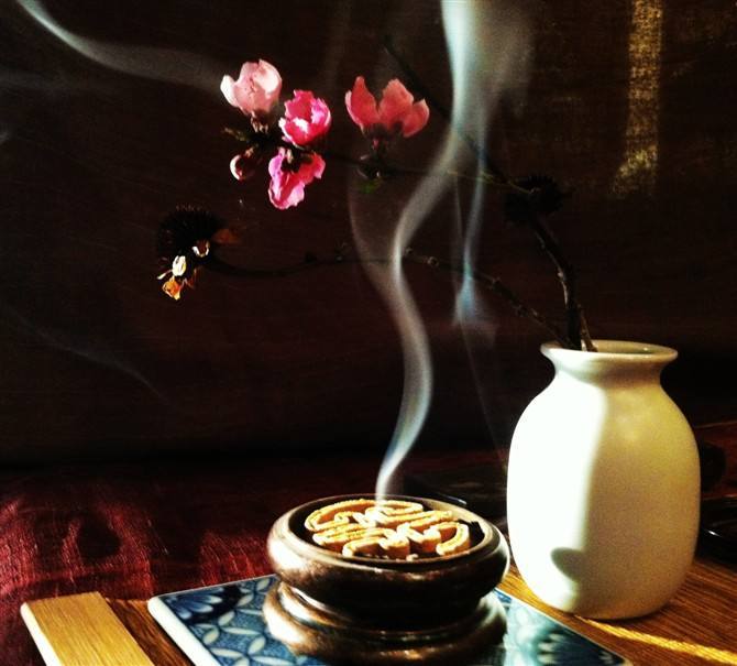 当茶与香交融时,需要我们在身心安宁的状态细细品味,静心悟道.