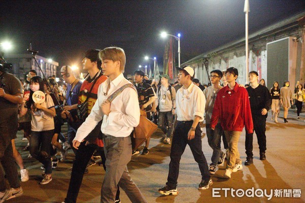 EXO到中國拍團綜了！數十輛追車場面混亂 娛樂 第12張