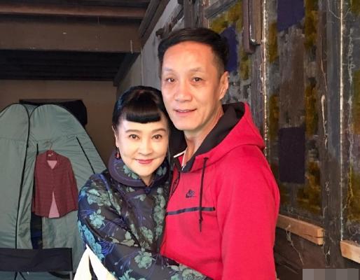 童年阴影冯远征和老婆同框甜蜜庆祝25周年真是错怪他了