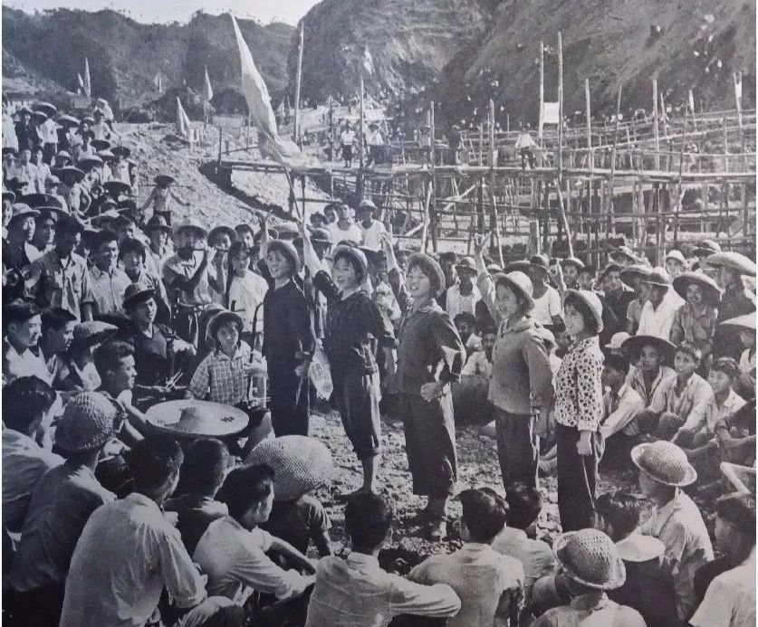 70年代,职工利用空闲时间表演节目