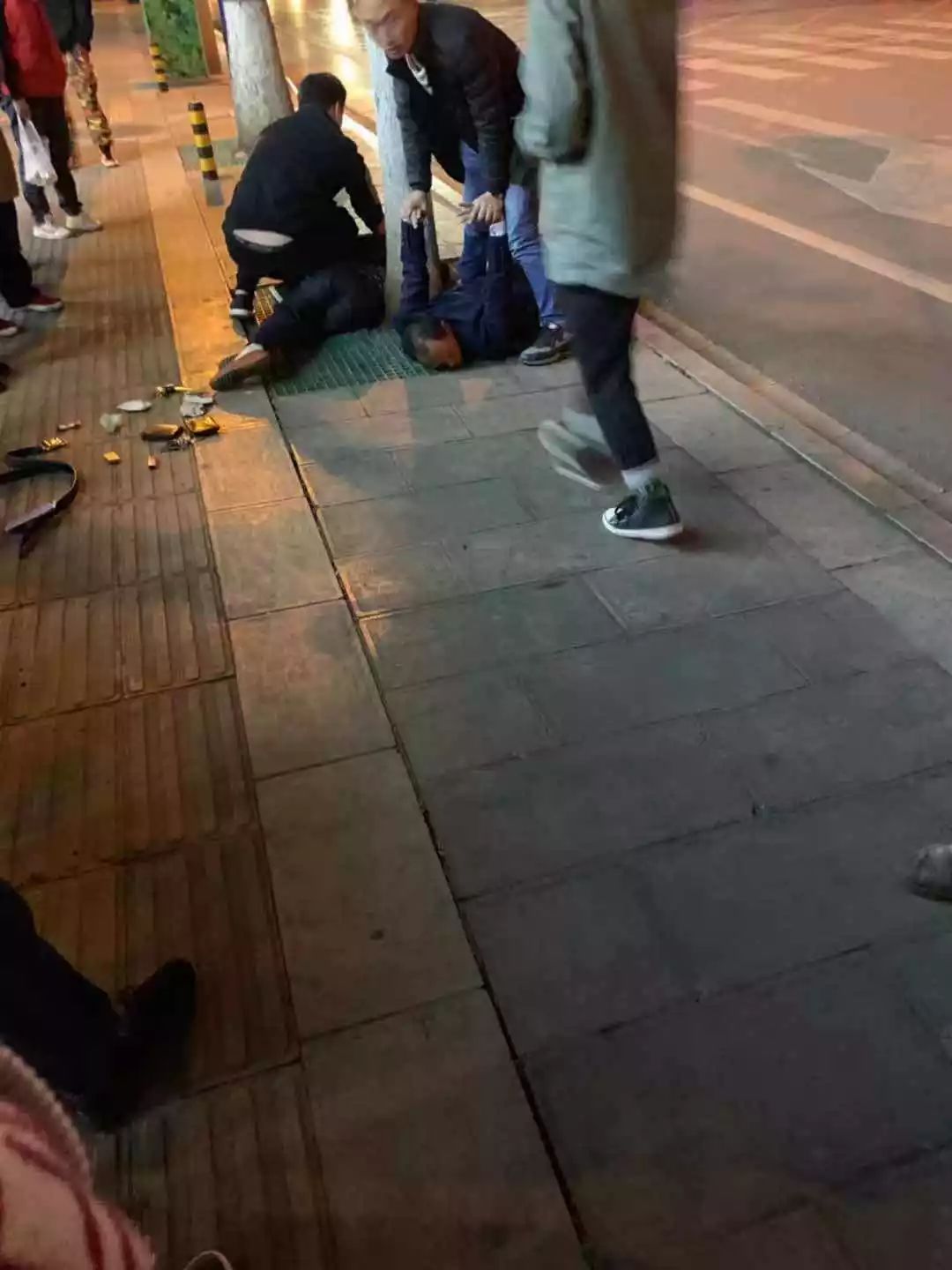 【为你点赞】楚雄街头抓小偷现场,不是穿了制服的才是