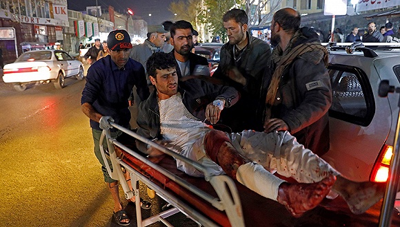 阿富汗自杀式爆炸袭击至少50人遇难 塔利班否