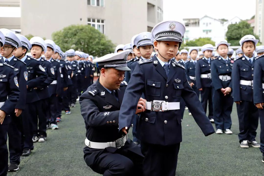 文明交通携手童行龙泉少年交通警察学校成立城区七所小学都有少年交警