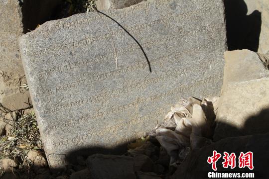 图为碎块石碑上的清晰藏文 赵朗 摄