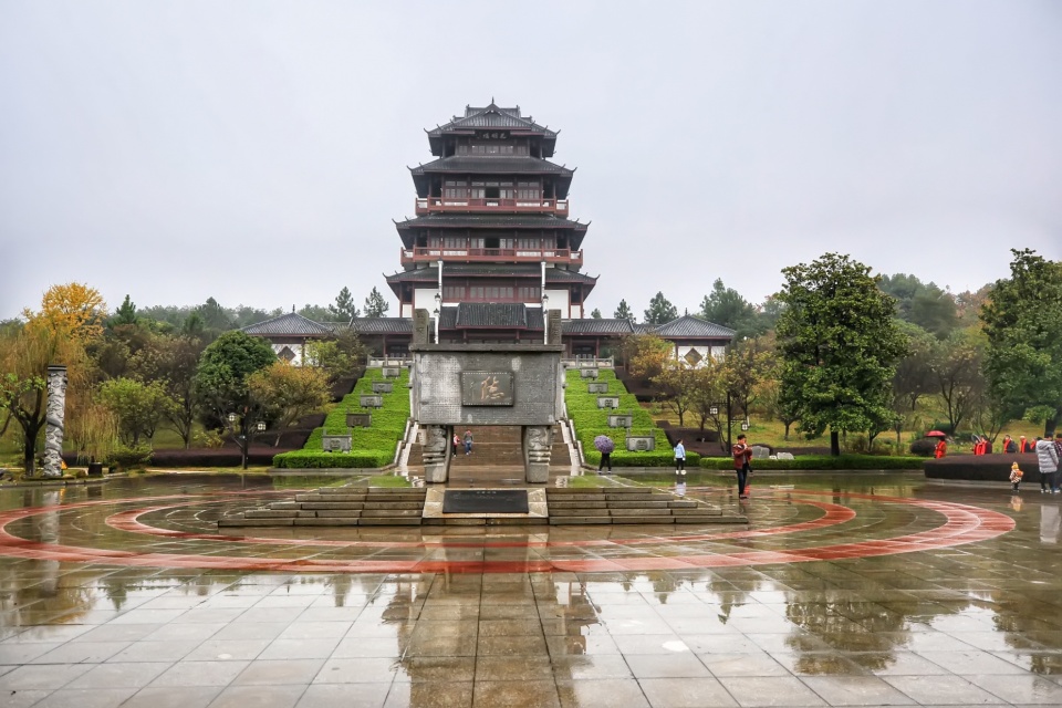 雨访炭子冲 枫红花明楼