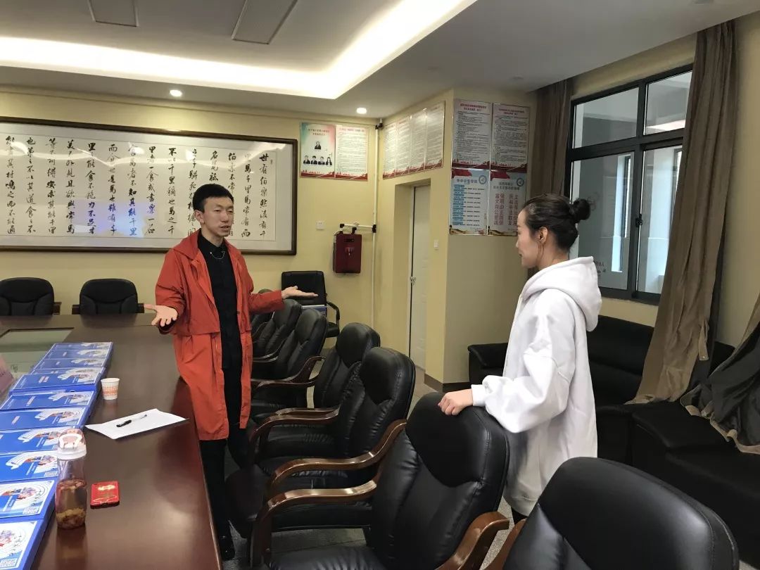 协会秘书长刘湘酃老师和湖南省交通电台主持人董国生老师的专业指导