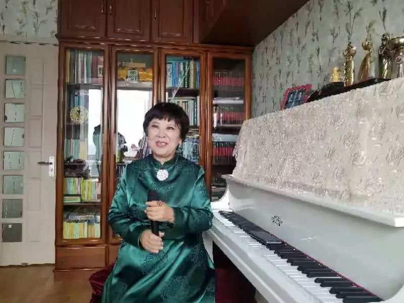 著名歌唱家金花真情回忆乌兰牧骑艰苦岁月(视频)_内蒙古