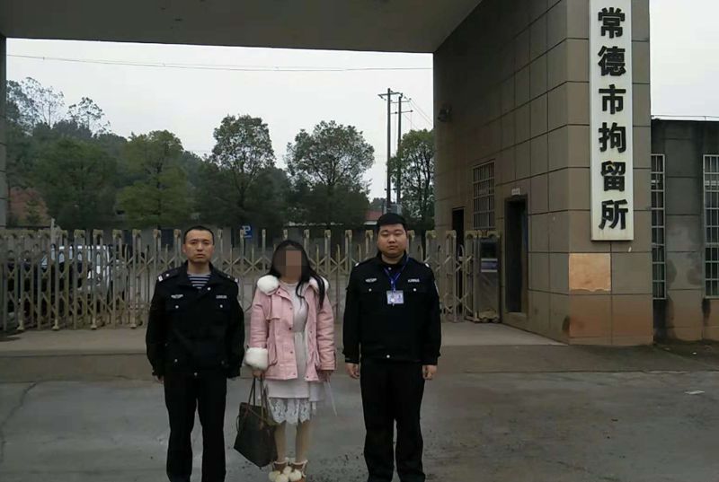 常德柳叶湖交警:"女学员"无证驾驶拘留所里做反省
