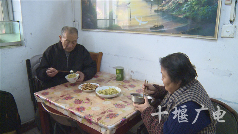 夫妻炒菜短剧，烹饪中的甜蜜与默契