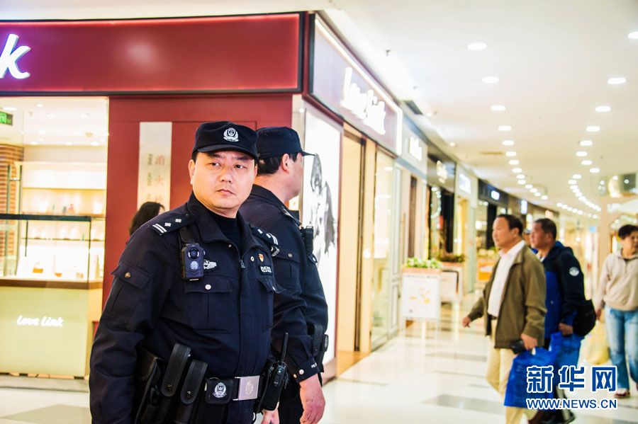 上海公安"百佳标兵"推选活动候选人郭敏在龙之梦购物中心执勤.