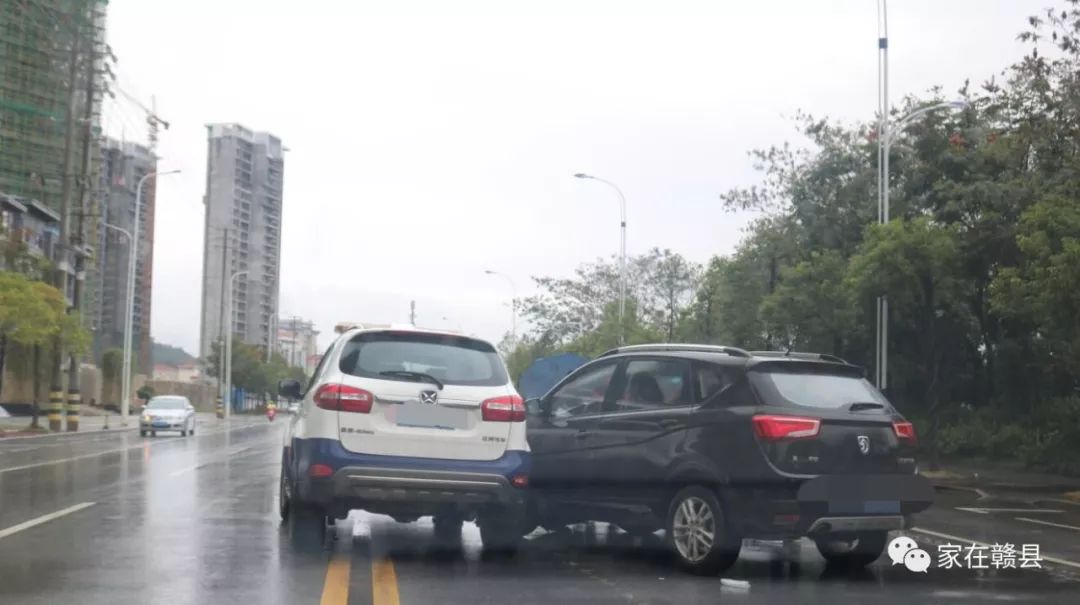 今日上午11点多,赣县杨仙大道蓝湾半岛东区门口发生一起事故,两辆suv