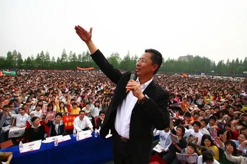 2011年,当我那正在听李阳英语的舍友突然跑过来说,都在传李阳家暴