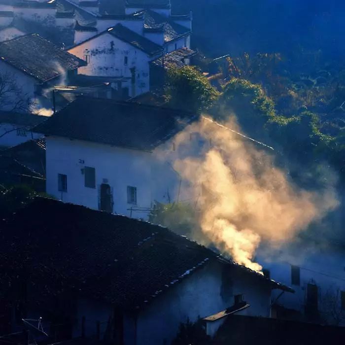 远处的村舍,掩映在深静的树影中,远远望去,依稀炊烟袅亮升起.