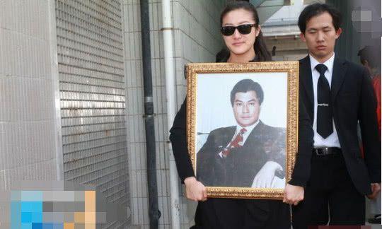 在2011年邓光荣却因心脏病突发去世,享年65岁,葬礼当天她的女儿手捧