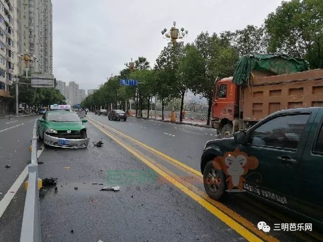 三明①江滨路发生一起车祸出租车成这样②雨天一棵大树倒下拦在路中间