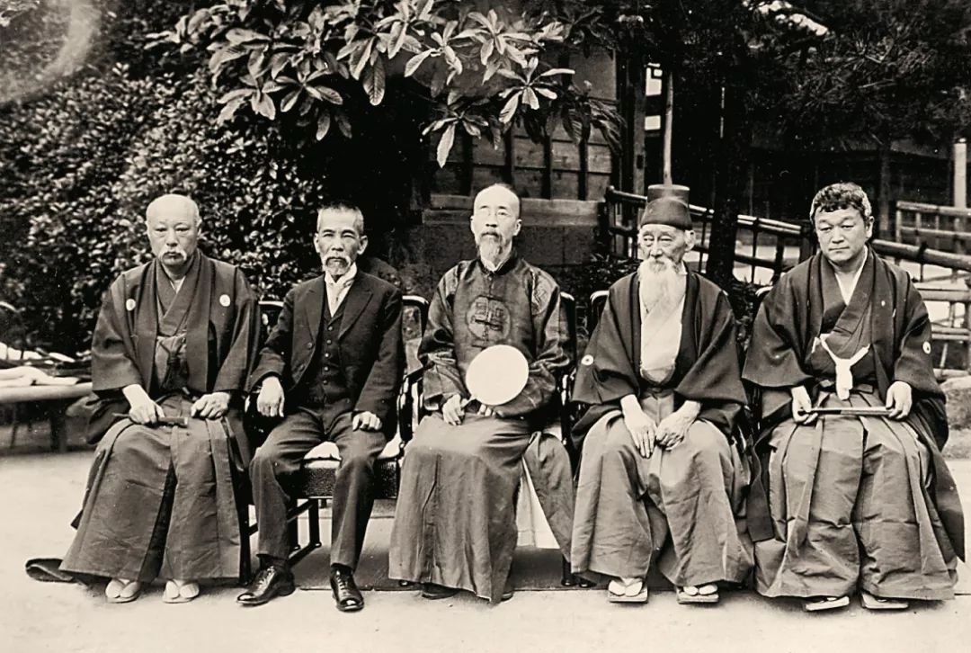 1910年辛亥革命前夕,京都帝国大学的内藤湖南与同事狩野直喜,富冈谦藏