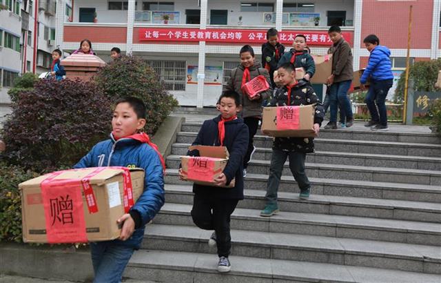 千里助学!银泰证券捐资竹山县宝丰镇施洋小学