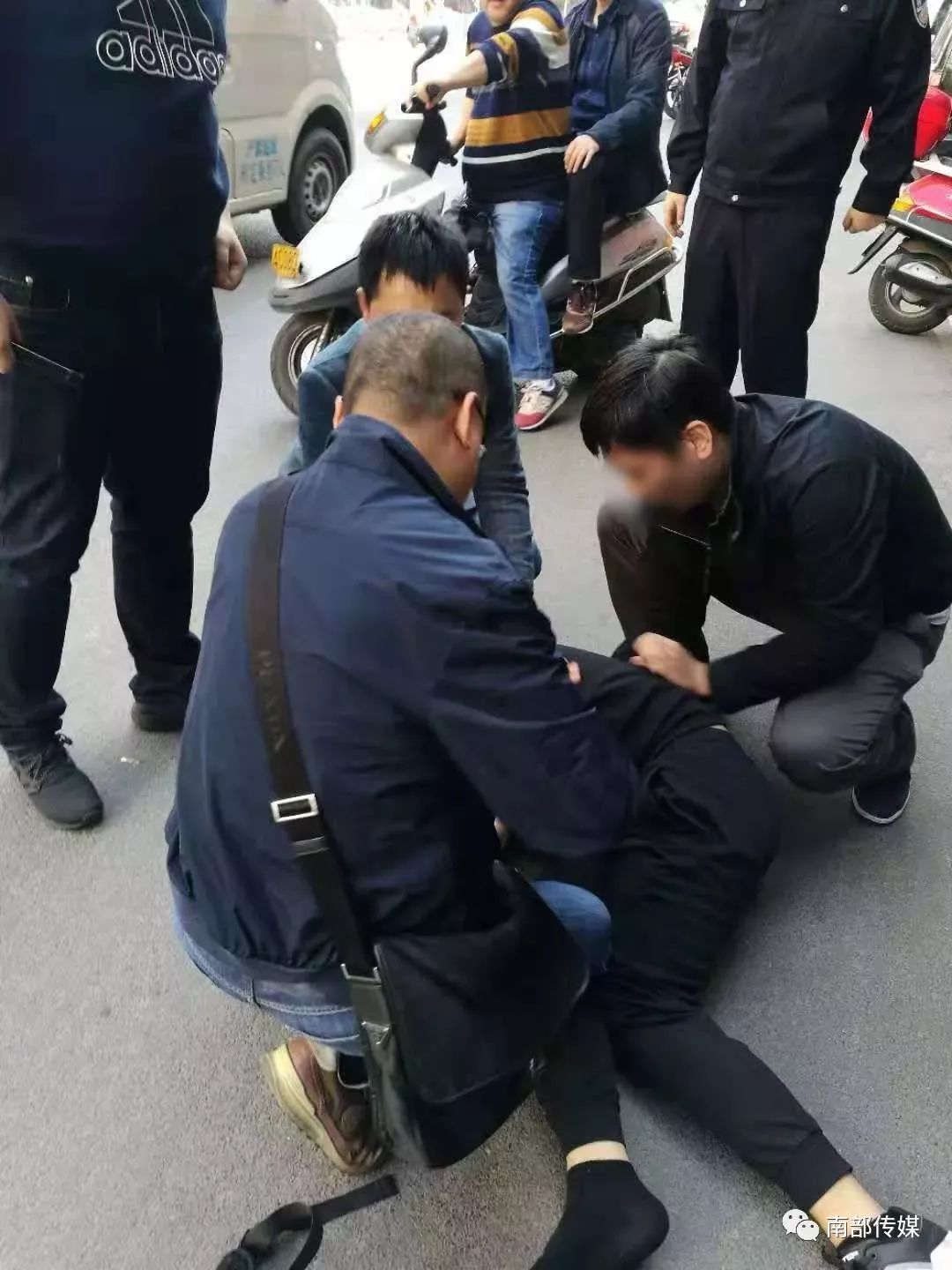 上海宝山警察南部街头抓贼(图)