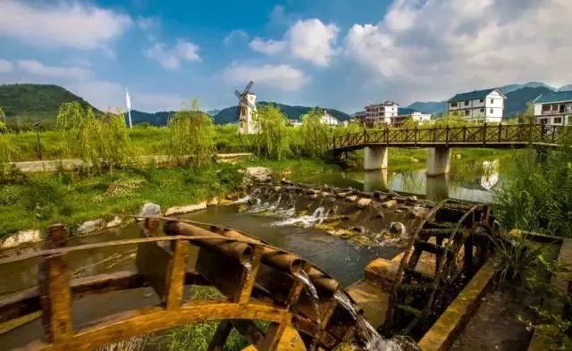 泡完温泉,可以驱车到花茂村,享受下田园风光的美～枫香温泉位于枫香镇
