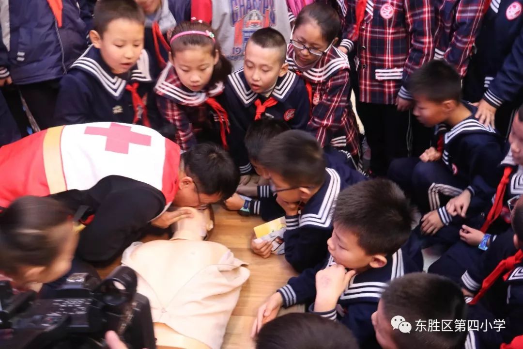 东胜区第四小学举行红十字会应急救护知识