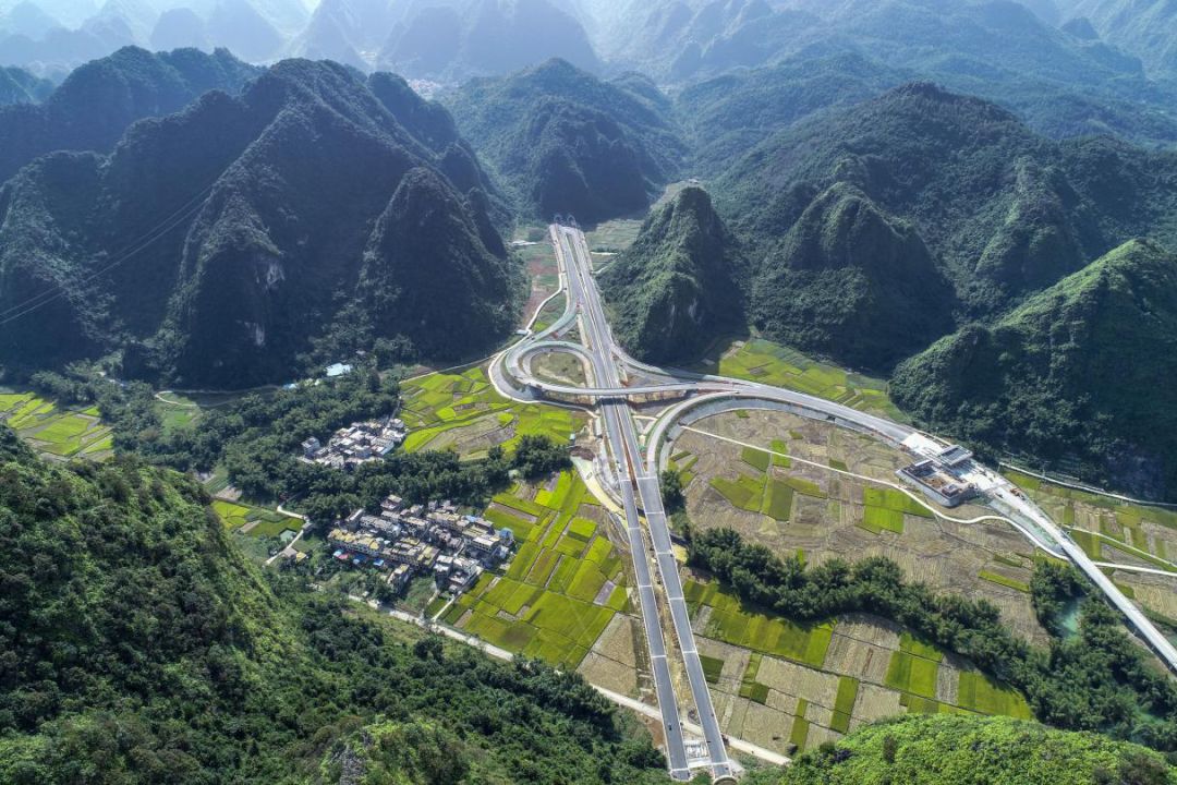 此外,河百高速公路还将与六寨至河池高速公路,百色至隆林高速公路