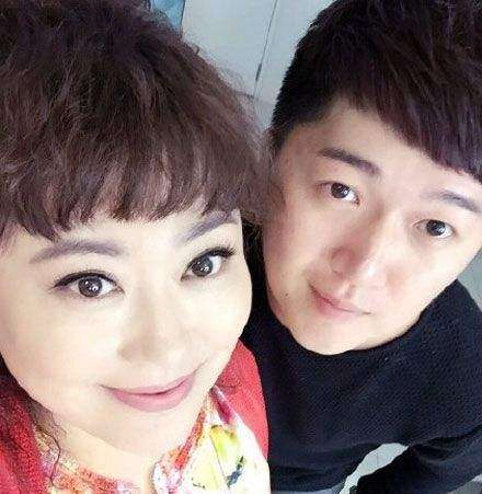 她与前夫离婚后拼命减肥, 如今嫁小15岁鲜肉_李菁菁