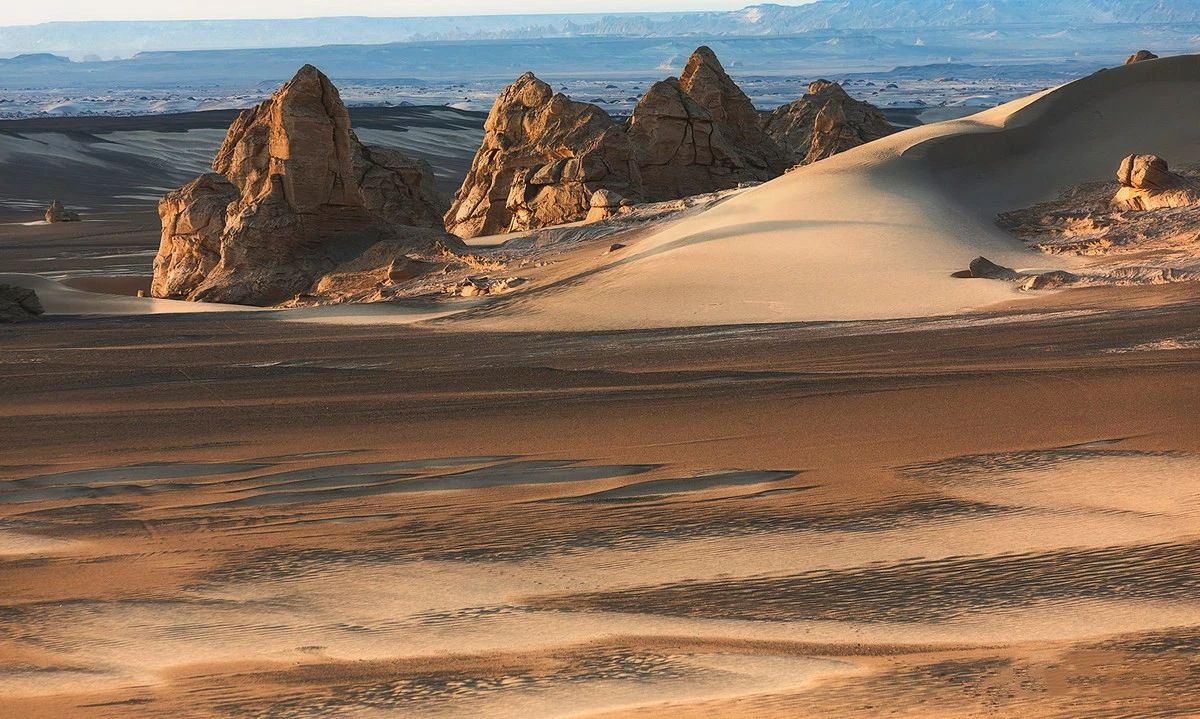 塔克拉玛干沙漠位于新疆南疆的塔里木盆地中心,是中国最大的沙漠