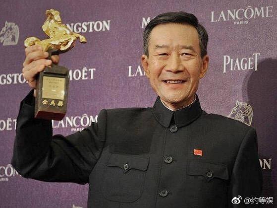李雪健為了演林彪26歲剃了個光頭，出席金馬獎佩戴紅旗胸章好感人 娛樂 第8張