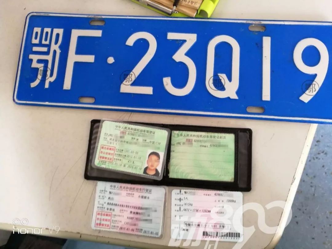 司机高某驾驶车牌号为鄂f"23q19"的白色奥迪小轿车沿枣阳市书院街路由