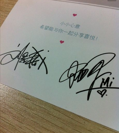 明星親筆簽名像畫畫，楊紫寫了個「媽」字，趙麗穎的字跡我看不懂 娛樂 第13張
