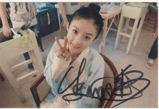 明星親筆簽名像畫畫，楊紫寫了個「媽」字，趙麗穎的字跡我看不懂 娛樂 第2張